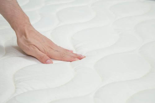 matelas moelleux et blanc